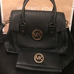 Aunthentic Micheal Kors Satchel wth wallet (black)